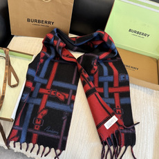 Burberry巴宝莉 围巾 .100%山羊绒 双面羊绒围巾,双面两用设计,一面装饰 Burberry 条纹、专属标识和 Burberry巴宝莉 围巾 .100%山羊绒 双面羊绒围巾,双面两用设计,一面装饰 Burberry 条纹、专属标识和