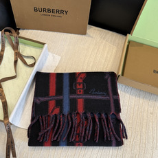 Burberry巴宝莉 围巾 .100%山羊绒 双面羊绒围巾,双面两用设计,一面装饰 Burberry 条纹、专属标识和 Burberry巴宝莉 围巾 .100%山羊绒 双面羊绒围巾,双面两用设计,一面装饰 Burberry 条纹、专属标识和
