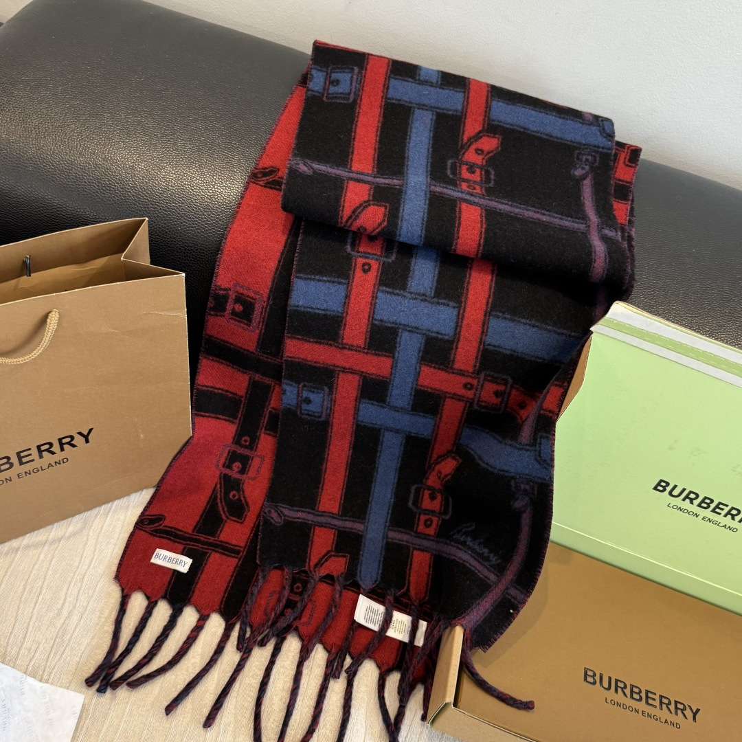 Burberry巴宝莉 围巾 .100%山羊绒 双面羊绒围巾,双面两用设计,一面装饰 Burberry 条纹、专属标识和 Burberry巴宝莉 围巾 .100%山羊绒 双面羊绒围巾,双面两用设计,一面装饰 Burberry 条纹、专属标识和