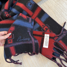 Burberry巴宝莉 围巾 .100%山羊绒 双面羊绒围巾,双面两用设计,一面装饰 Burberry 条纹、专属标识和 Burberry巴宝莉 围巾 .100%山羊绒 双面羊绒围巾,双面两用设计,一面装饰 Burberry 条纹、专属标识和