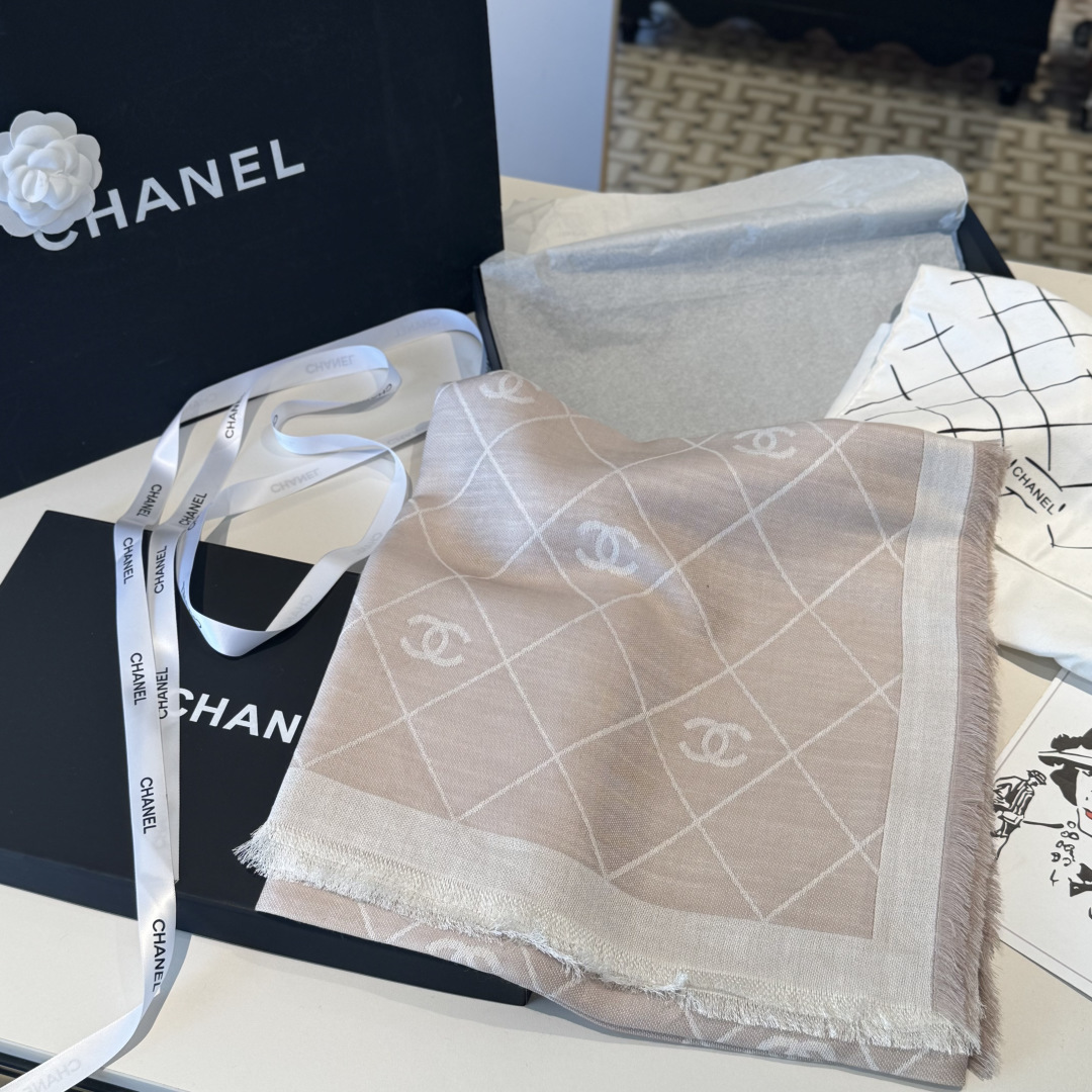 香奈儿上新❤️ 【Chanel】  经典茶花优雅Coco风，Chanel最新丝绒大方巾~气质到骨子里，香奶奶新一季的面料