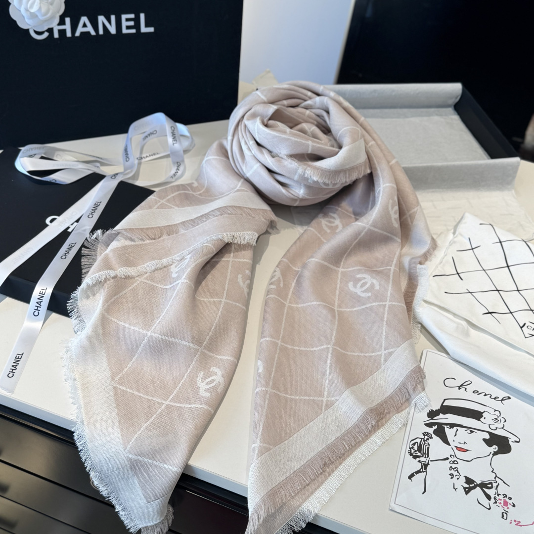 香奈儿上新❤️ 【Chanel】  经典茶花优雅Coco风，Chanel最新丝绒大方巾~气质到骨子里，香奶奶新一季的面料