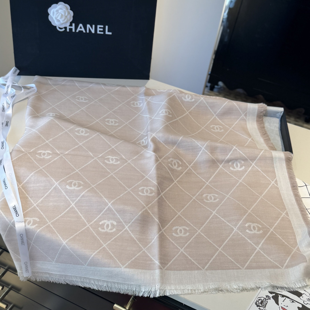 香奈儿上新❤️ 【Chanel】  经典茶花优雅Coco风，Chanel最新丝绒大方巾~气质到骨子里，香奶奶新一季的面料
