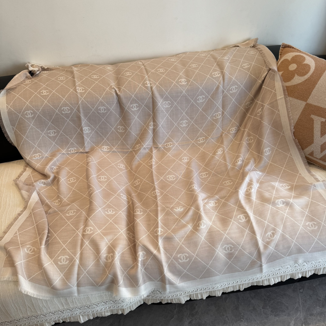 香奈儿上新❤️ 【Chanel】  经典茶花优雅Coco风，Chanel最新丝绒大方巾~气质到骨子里，香奶奶新一季的面料