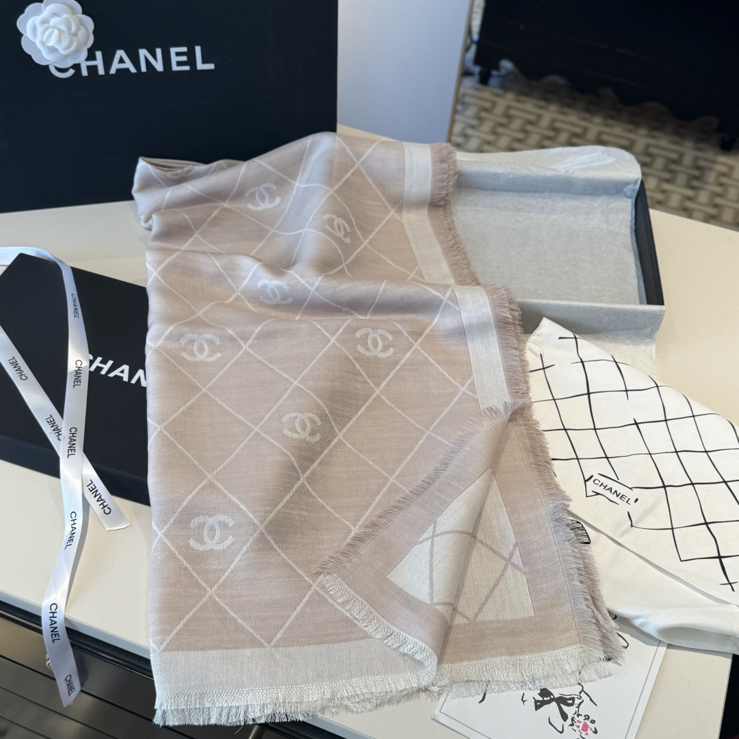 香奈儿上新❤️ 【Chanel】  经典茶花优雅Coco风，Chanel最新丝绒大方巾~气质到骨子里，香奶奶新一季的面料