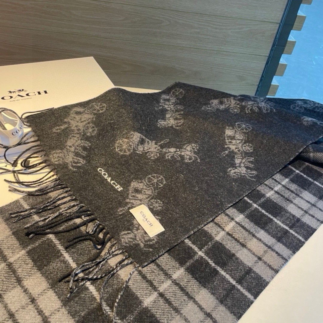 COACH经典 蔻驰围巾也太好看了吧！不仅有颜值还有品质，97%羊毛+3%羊绒，手感超级软糯和舒服，尺寸190×30cm