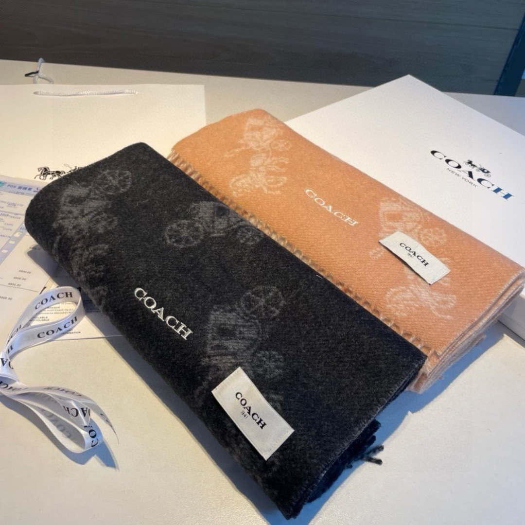 COACH经典 蔻驰围巾也太好看了吧！不仅有颜值还有品质，97%羊毛+3%羊绒，手感超级软糯和舒服，尺寸190×30cm