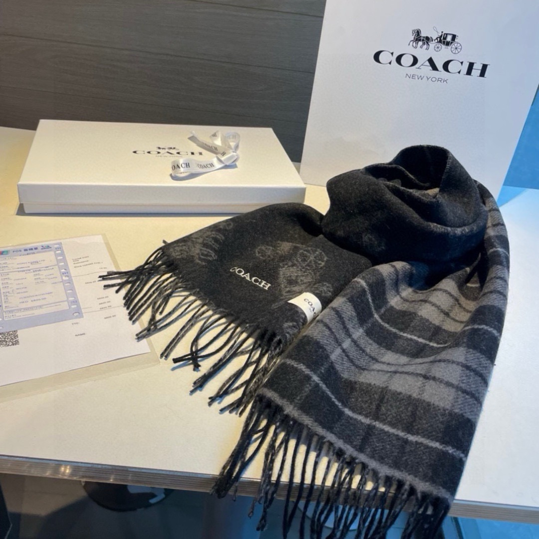 COACH经典 蔻驰围巾也太好看了吧！不仅有颜值还有品质，97%羊毛+3%羊绒，手感超级软糯和舒服，尺寸190×30cm