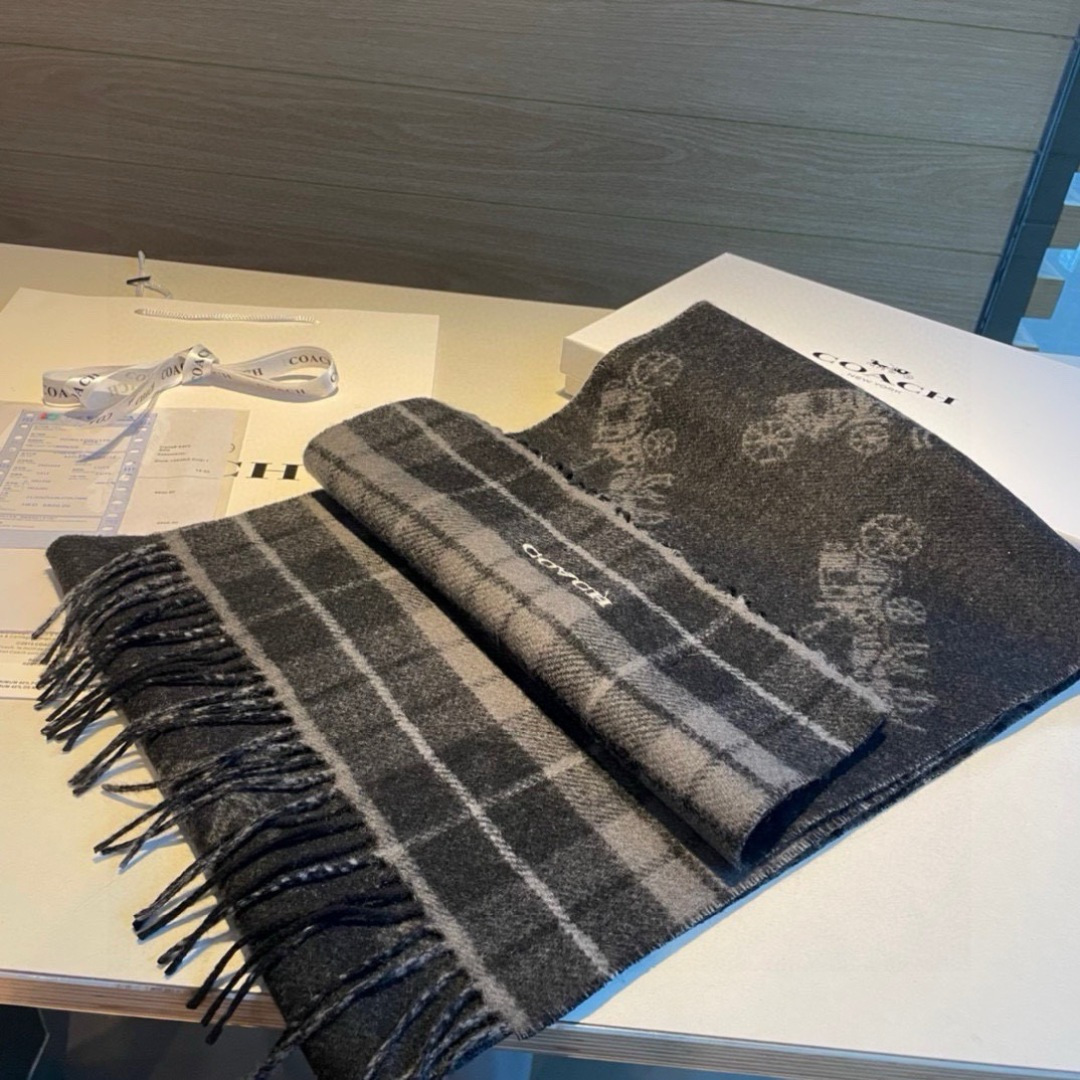 COACH经典 蔻驰围巾也太好看了吧！不仅有颜值还有品质，97%羊毛+3%羊绒，手感超级软糯和舒服，尺寸190×30cm