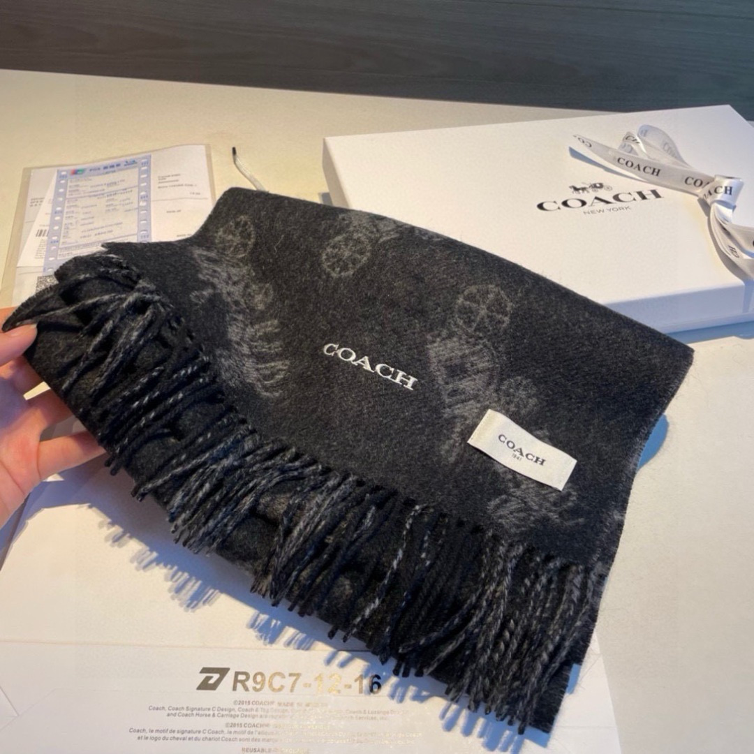 COACH经典 蔻驰围巾也太好看了吧！不仅有颜值还有品质，97%羊毛+3%羊绒，手感超级软糯和舒服，尺寸190×30cm