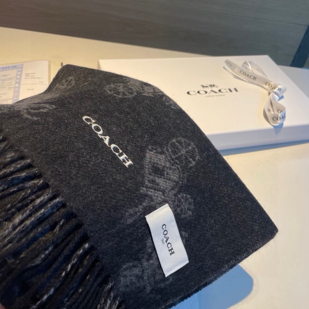 COACH经典 蔻驰围巾也太好看了吧！不仅有颜值还有品质，97%羊毛+3%羊绒，手感超级软糯和舒服，尺寸190×30cm