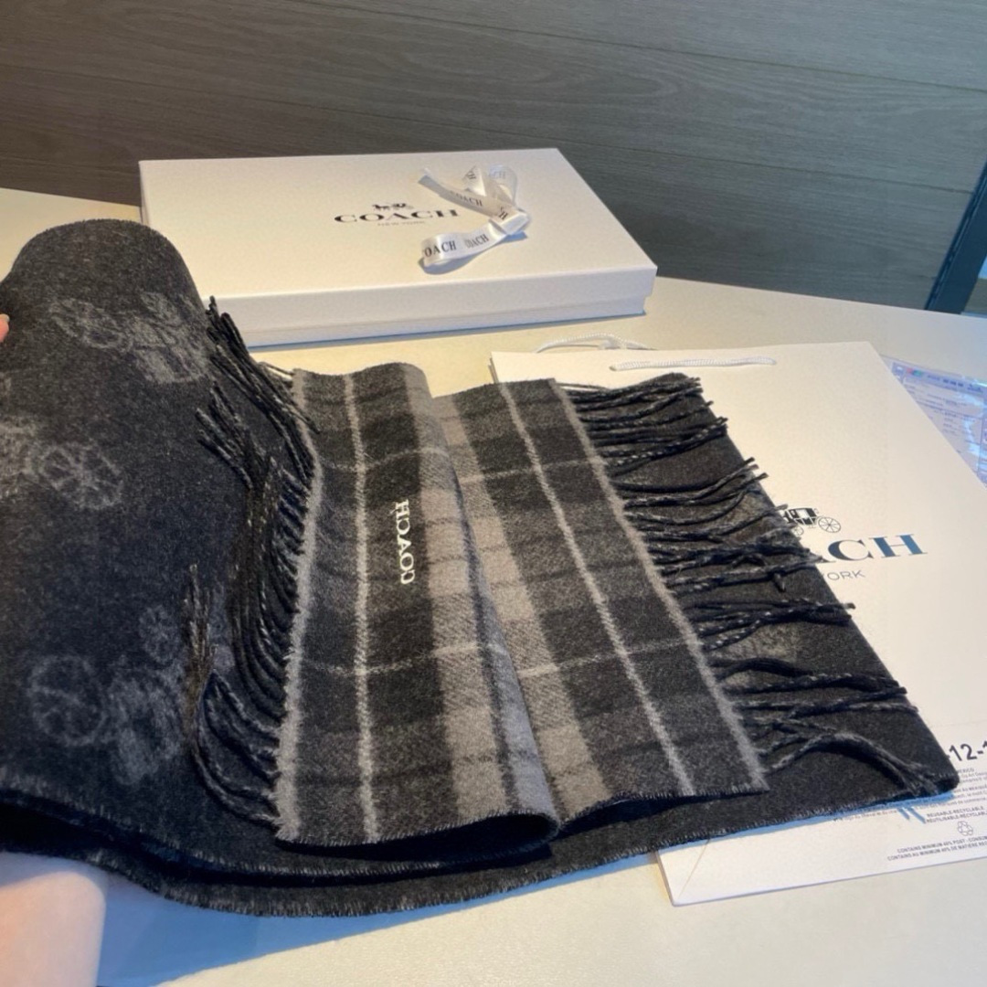 COACH经典 蔻驰围巾也太好看了吧！不仅有颜值还有品质，97%羊毛+3%羊绒，手感超级软糯和舒服，尺寸190×30cm