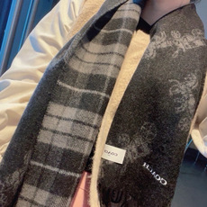 COACH经典 蔻驰围巾也太好看了吧!不仅有颜值还有品质,97%羊毛+3%羊绒,手感超级软糯和舒服,尺寸190×30cm COACH经典 蔻驰围巾也太好看了吧!不仅有颜值还有品质,97%羊毛+3%羊绒,手感超级软糯和舒服,尺寸190×30cm