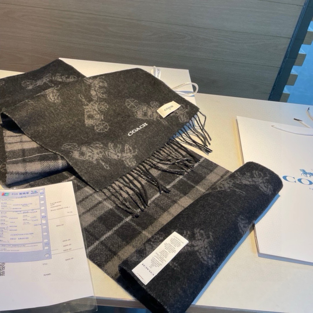 COACH经典 蔻驰围巾也太好看了吧！不仅有颜值还有品质，97%羊毛+3%羊绒，手感超级软糯和舒服，尺寸190×30cm