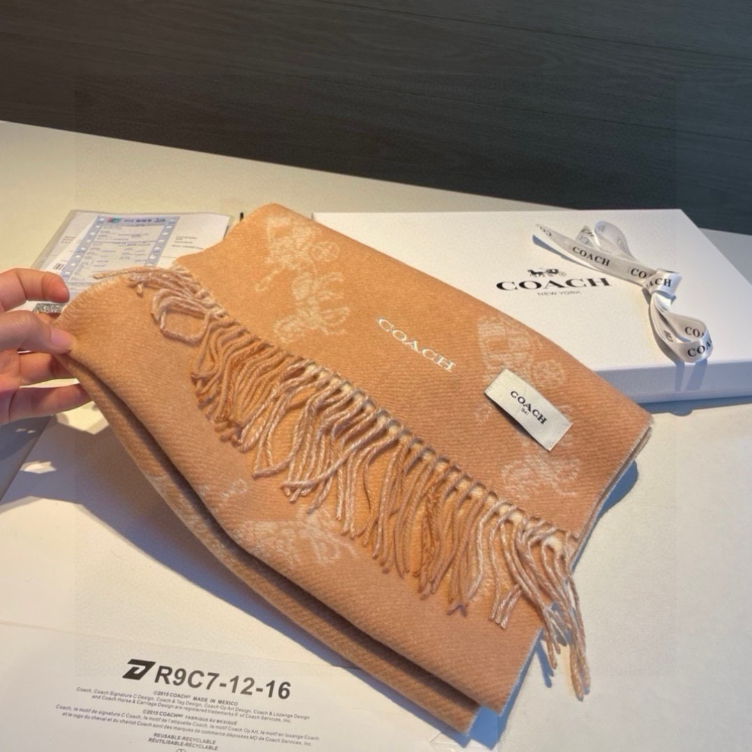 COACH经典 蔻驰围巾也太好看了吧！不仅有颜值还有品质，97%羊毛+3%羊绒，手感超级软糯和舒服，尺寸190×30cm
