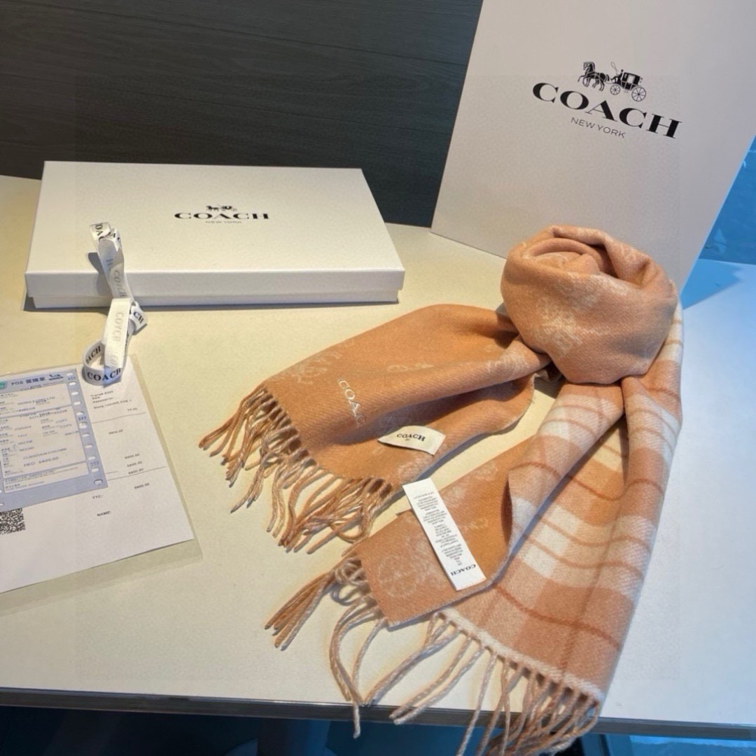 COACH经典 蔻驰围巾也太好看了吧！不仅有颜值还有品质，97%羊毛+3%羊绒，手感超级软糯和舒服，尺寸190×30cm