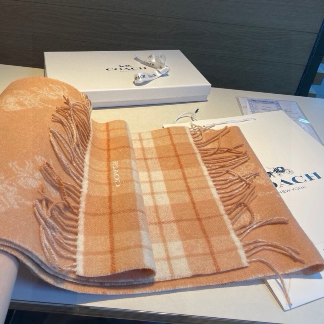 COACH经典 蔻驰围巾也太好看了吧！不仅有颜值还有品质，97%羊毛+3%羊绒，手感超级软糯和舒服，尺寸190×30cm