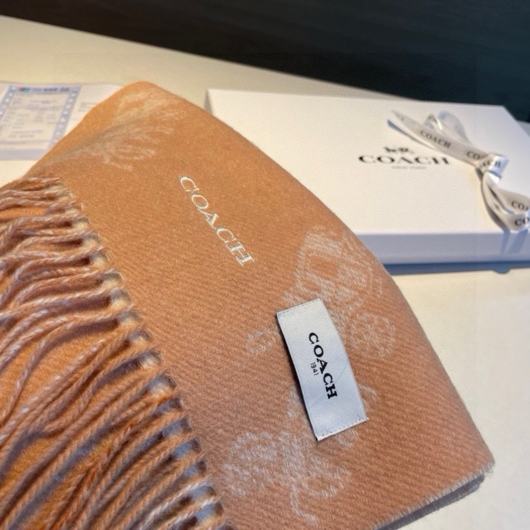 COACH经典 蔻驰围巾也太好看了吧！不仅有颜值还有品质，97%羊毛+3%羊绒，手感超级软糯和舒服，尺寸190×30cm