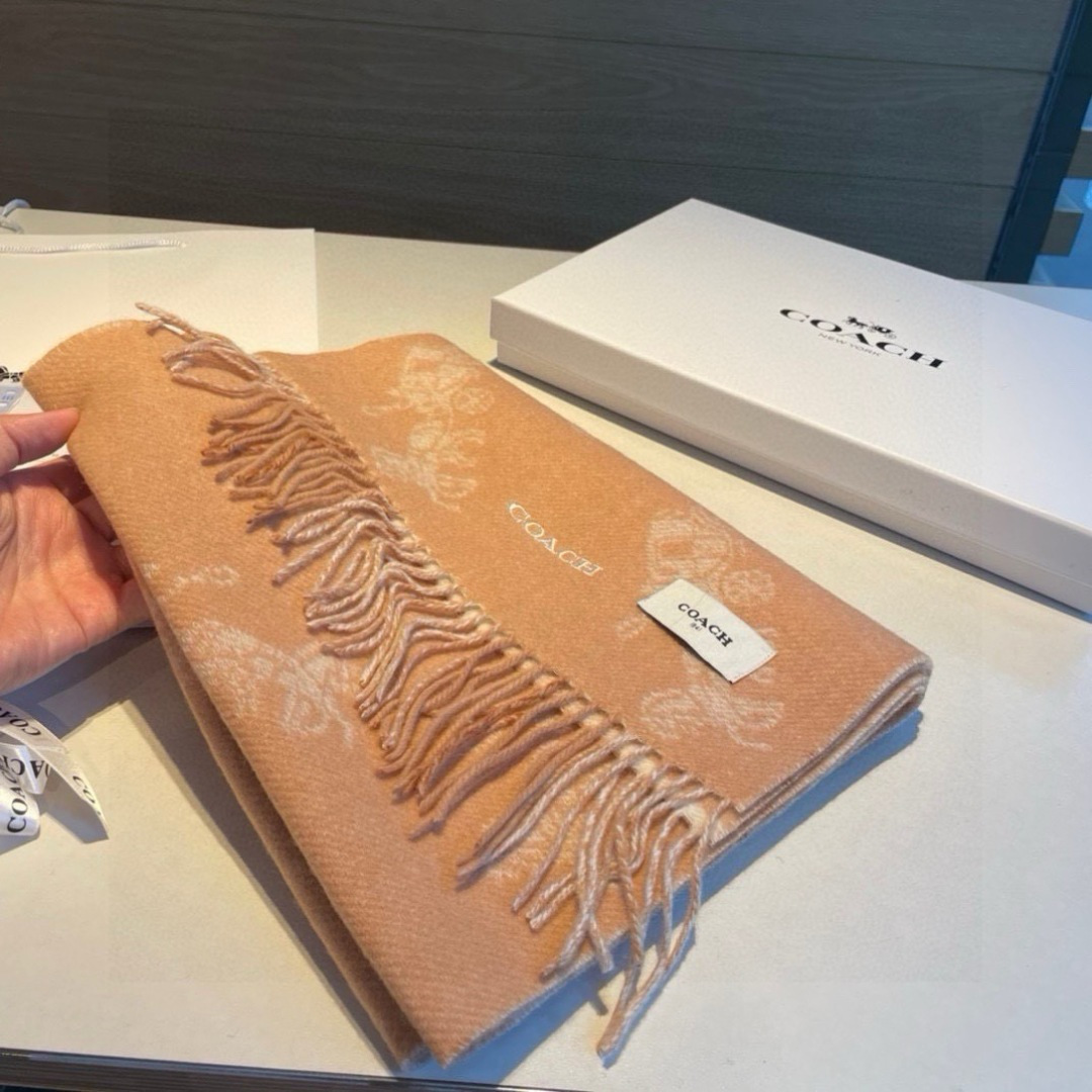 COACH经典 蔻驰围巾也太好看了吧！不仅有颜值还有品质，97%羊毛+3%羊绒，手感超级软糯和舒服，尺寸190×30cm
