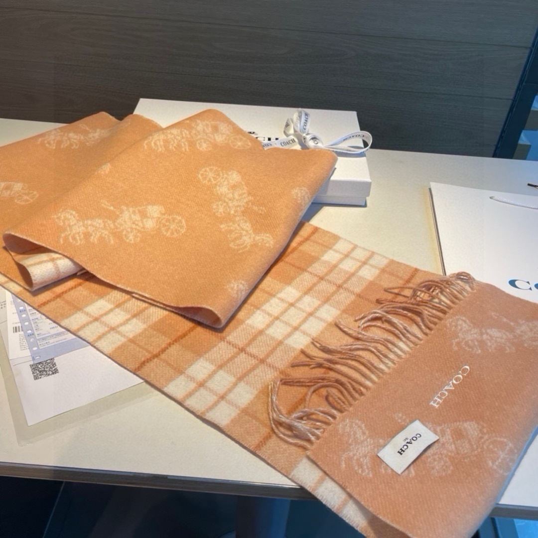 COACH经典 蔻驰围巾也太好看了吧！不仅有颜值还有品质，97%羊毛+3%羊绒，手感超级软糯和舒服，尺寸190×30cm
