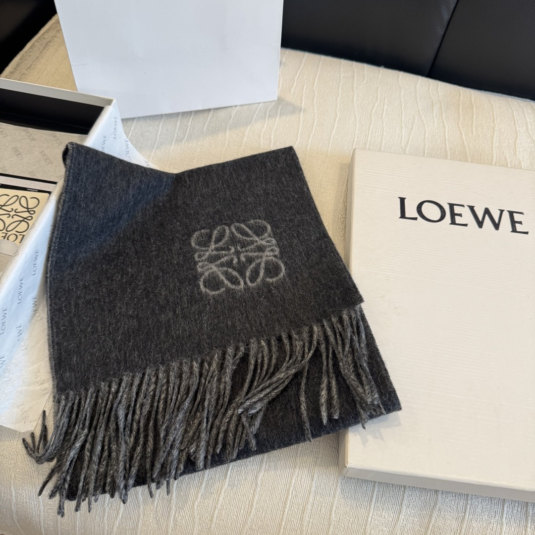 罗意威（LOEWE）双面双色围巾，饰有品牌标志性Anagram提花💚双面双色设计，正反两面均可使用，搭配选择多样。流苏自