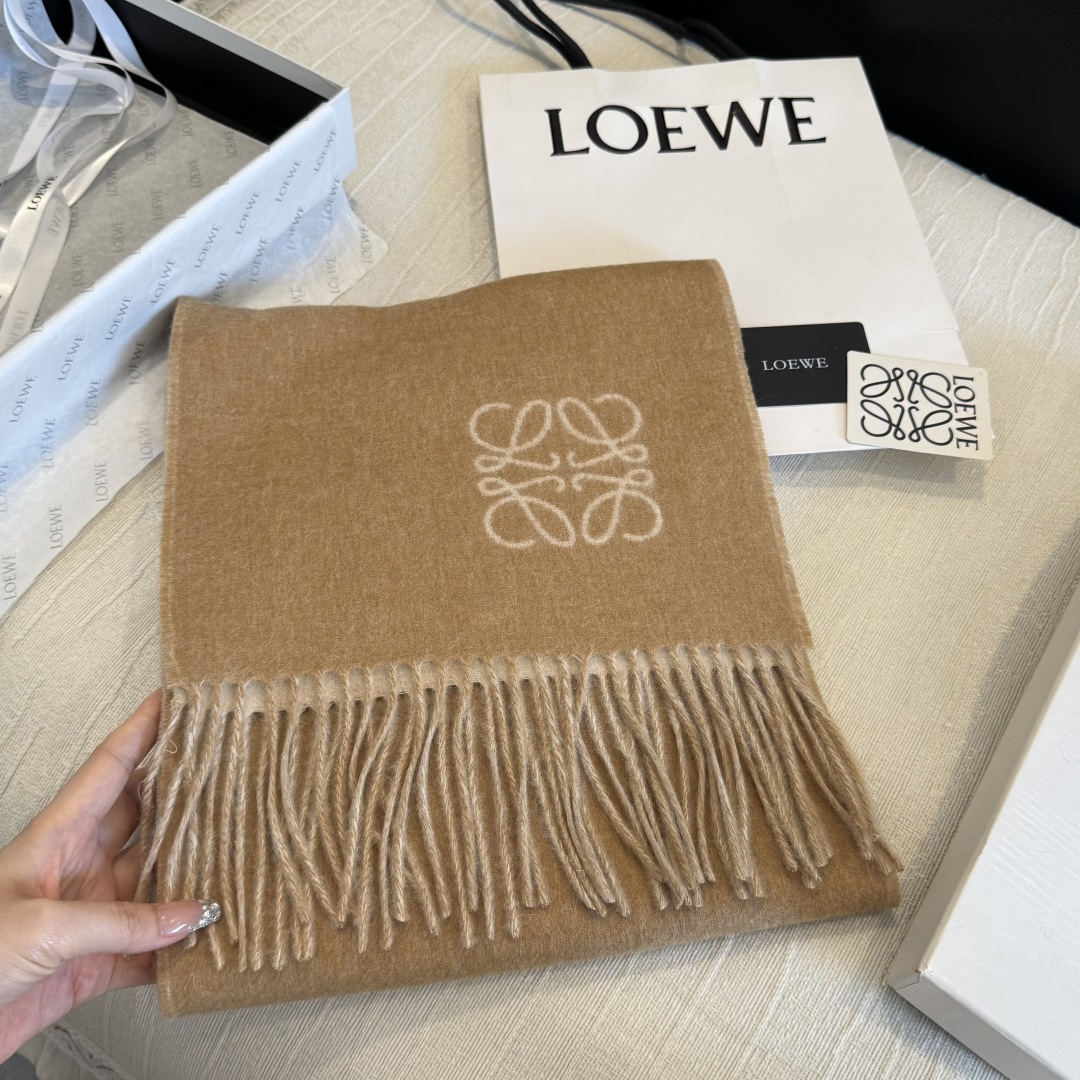 罗意威（LOEWE）双面双色围巾，饰有品牌标志性Anagram提花💚双面双色设计，正反两面均可使用，搭配选择多样。流苏自
