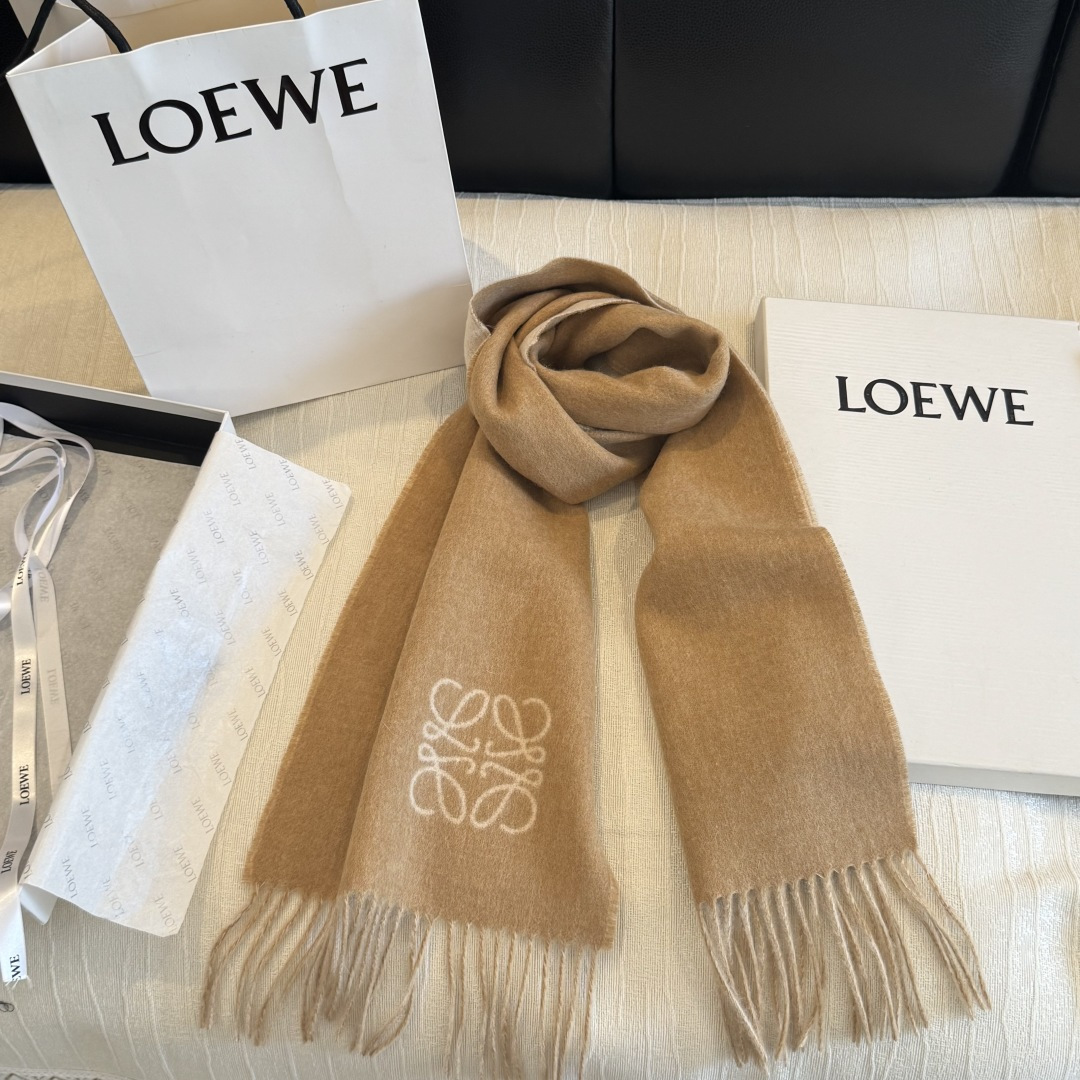罗意威（LOEWE）双面双色围巾，饰有品牌标志性Anagram提花💚双面双色设计，正反两面均可使用，搭配选择多样。流苏自