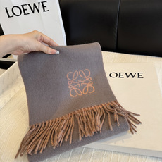 罗意威(LOEWE)双面双色围巾,饰有品牌标志性Anagram提花💚双面双色设计,正反两面均可使用,搭配选择多样。流苏自 罗意威(LOEWE)双面双色围巾,饰有品牌标志性Anagram提花💚双面双色设计,正反两面均可使用,搭配选择多样。流苏自