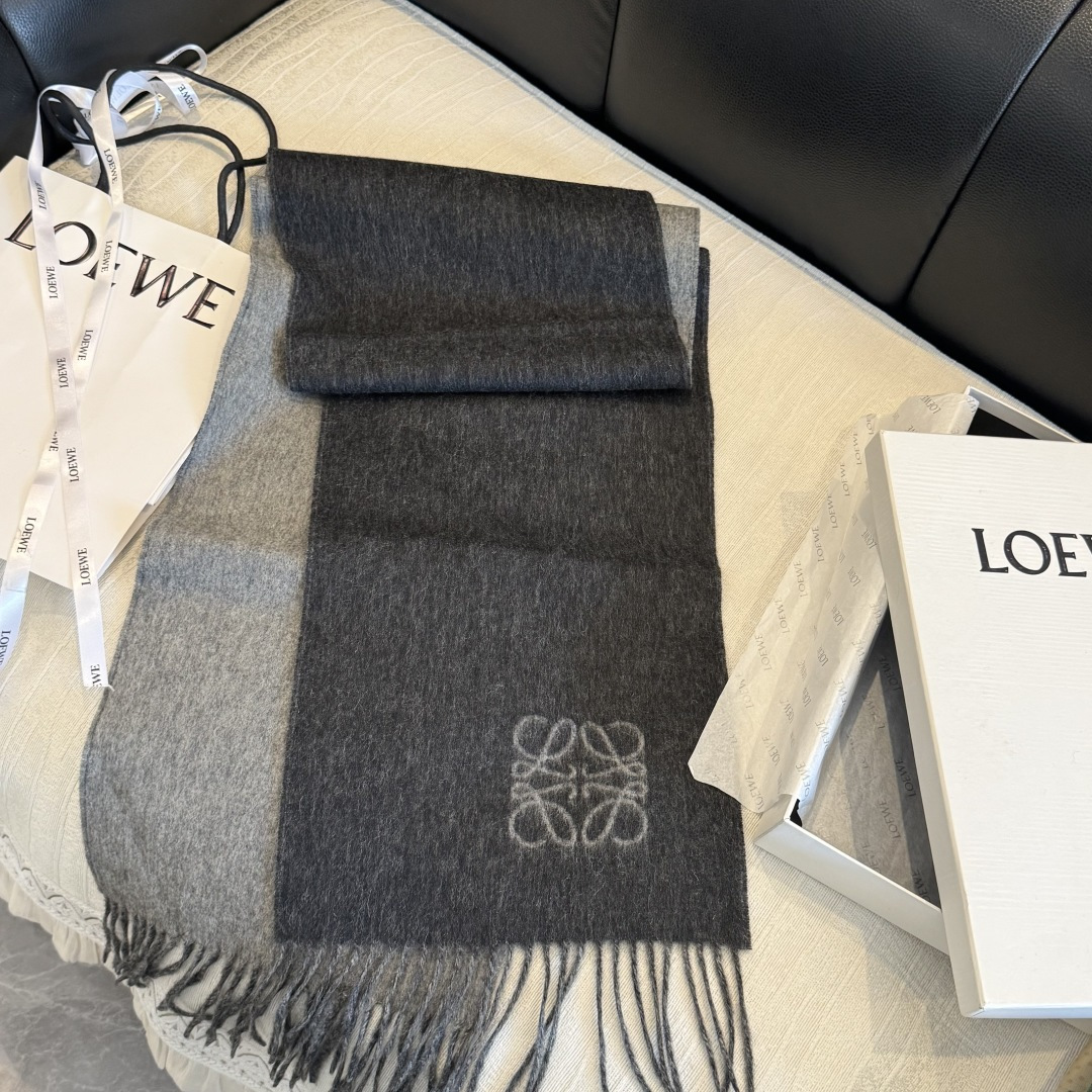罗意威（LOEWE）双面双色围巾，饰有品牌标志性Anagram提花💚双面双色设计，正反两面均可使用，搭配选择多样。流苏自