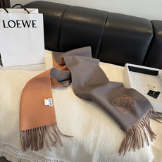 罗意威(LOEWE)双面双色围巾,饰有品牌标志性Anagram提花💚双面双色设计,正反两面均可使用,搭配选择多样。流苏自 罗意威(LOEWE)双面双色围巾,饰有品牌标志性Anagram提花💚双面双色设计,正反两面均可使用,搭配选择多样。流苏自