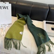 罗意威(LOEWE)双面双色围巾,饰有品牌标志性Anagram提花💚双面双色设计,正反两面均可使用,搭配选择多样。流苏自 罗意威(LOEWE)双面双色围巾,饰有品牌标志性Anagram提花💚双面双色设计,正反两面均可使用,搭配选择多样。流苏自