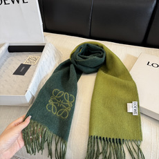 罗意威(LOEWE)双面双色围巾,饰有品牌标志性Anagram提花💚双面双色设计,正反两面均可使用,搭配选择多样。流苏自 罗意威(LOEWE)双面双色围巾,饰有品牌标志性Anagram提花💚双面双色设计,正反两面均可使用,搭配选择多样。流苏自