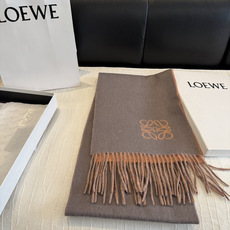 罗意威(LOEWE)双面双色围巾,饰有品牌标志性Anagram提花💚双面双色设计,正反两面均可使用,搭配选择多样。流苏自 罗意威(LOEWE)双面双色围巾,饰有品牌标志性Anagram提花💚双面双色设计,正反两面均可使用,搭配选择多样。流苏自