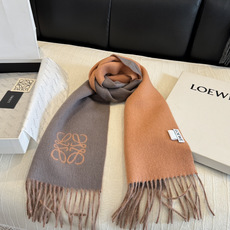 罗意威(LOEWE)双面双色围巾,饰有品牌标志性Anagram提花💚双面双色设计,正反两面均可使用,搭配选择多样。流苏自 罗意威(LOEWE)双面双色围巾,饰有品牌标志性Anagram提花💚双面双色设计,正反两面均可使用,搭配选择多样。流苏自