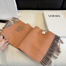 罗意威(LOEWE)双面双色围巾,饰有品牌标志性Anagram提花💚双面双色设计,正反两面均可使用,搭配选择多样。流苏自 罗意威(LOEWE)双面双色围巾,饰有品牌标志性Anagram提花💚双面双色设计,正反两面均可使用,搭配选择多样。流苏自