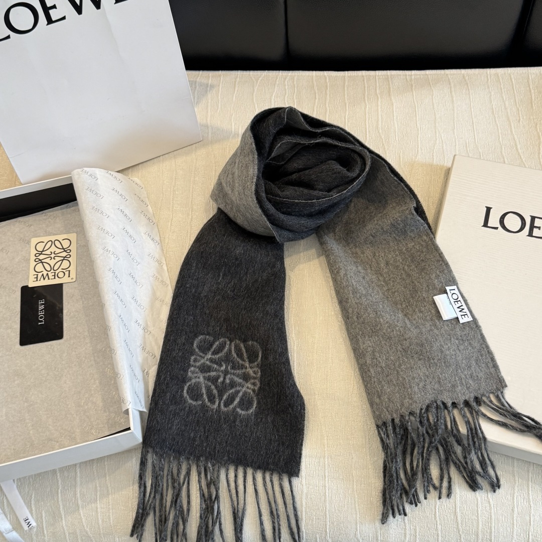罗意威（LOEWE）双面双色围巾，饰有品牌标志性Anagram提花💚双面双色设计，正反两面均可使用，搭配选择多样。流苏自