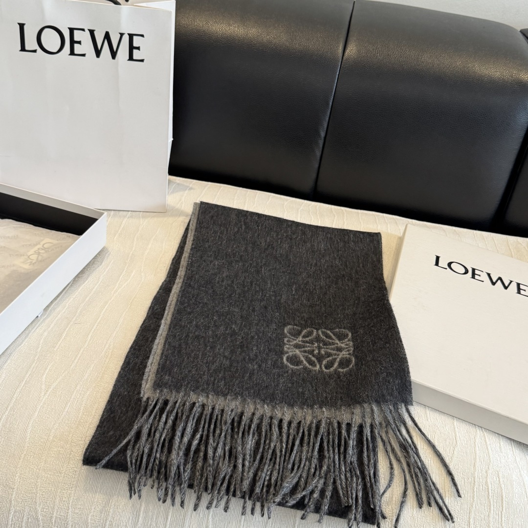罗意威（LOEWE）双面双色围巾，饰有品牌标志性Anagram提花💚双面双色设计，正反两面均可使用，搭配选择多样。流苏自