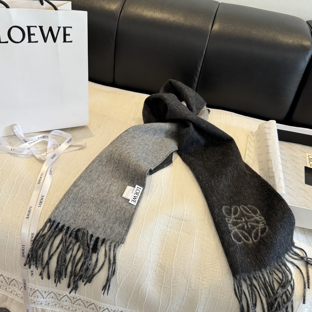 罗意威（LOEWE）双面双色围巾，饰有品牌标志性Anagram提花💚双面双色设计，正反两面均可使用，搭配选择多样。流苏自