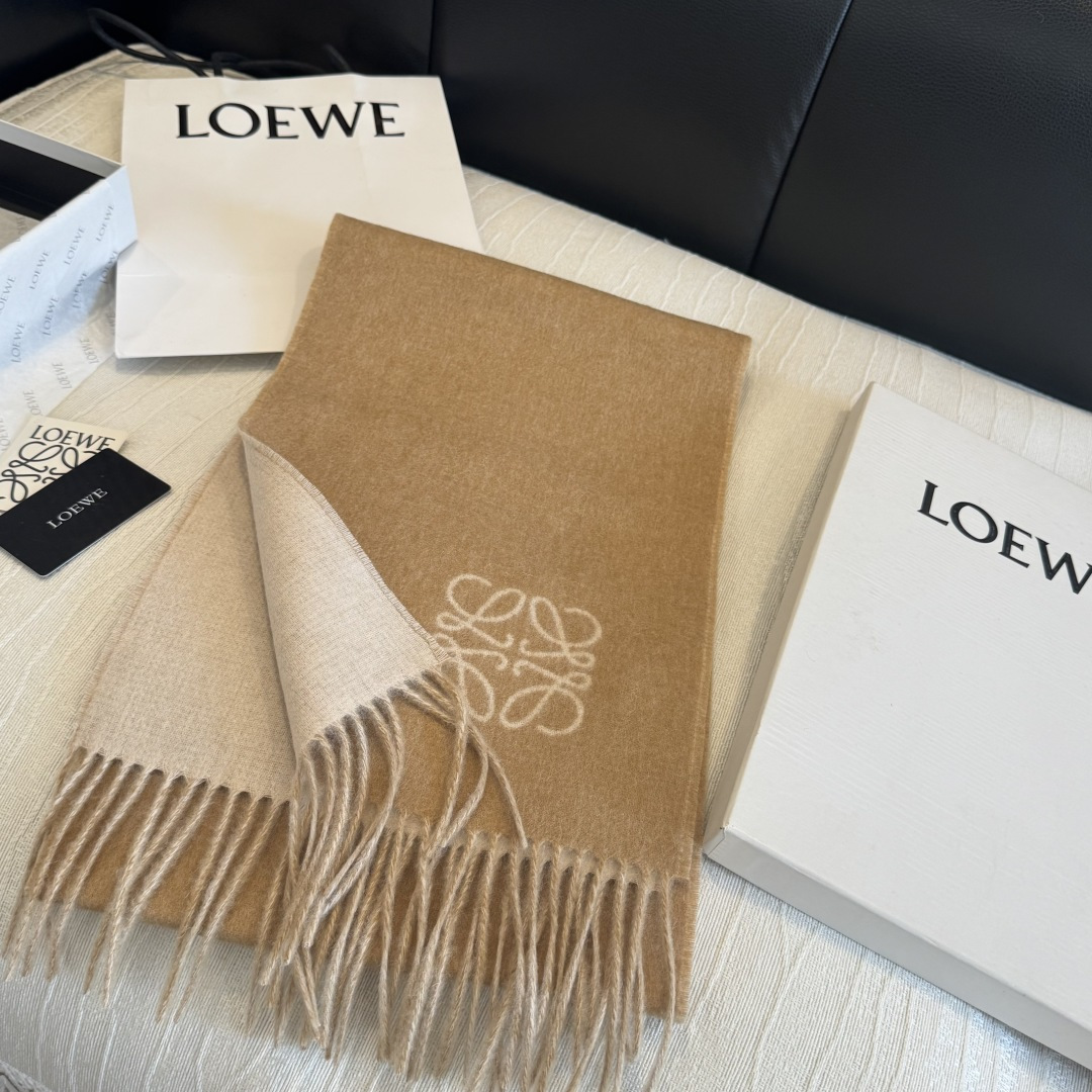 罗意威（LOEWE）双面双色围巾，饰有品牌标志性Anagram提花💚双面双色设计，正反两面均可使用，搭配选择多样。流苏自