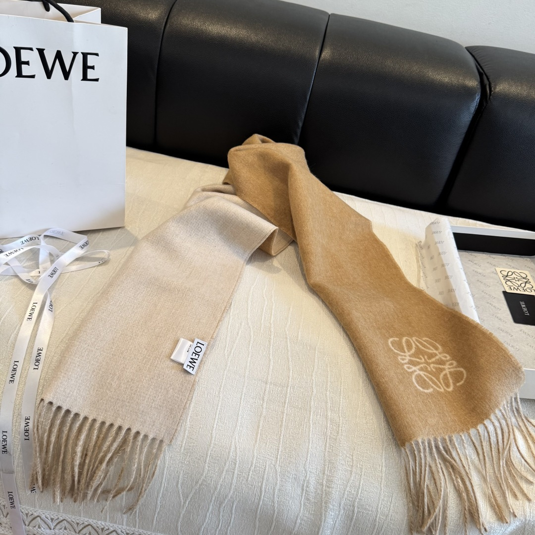 罗意威（LOEWE）双面双色围巾，饰有品牌标志性Anagram提花💚双面双色设计，正反两面均可使用，搭配选择多样。流苏自