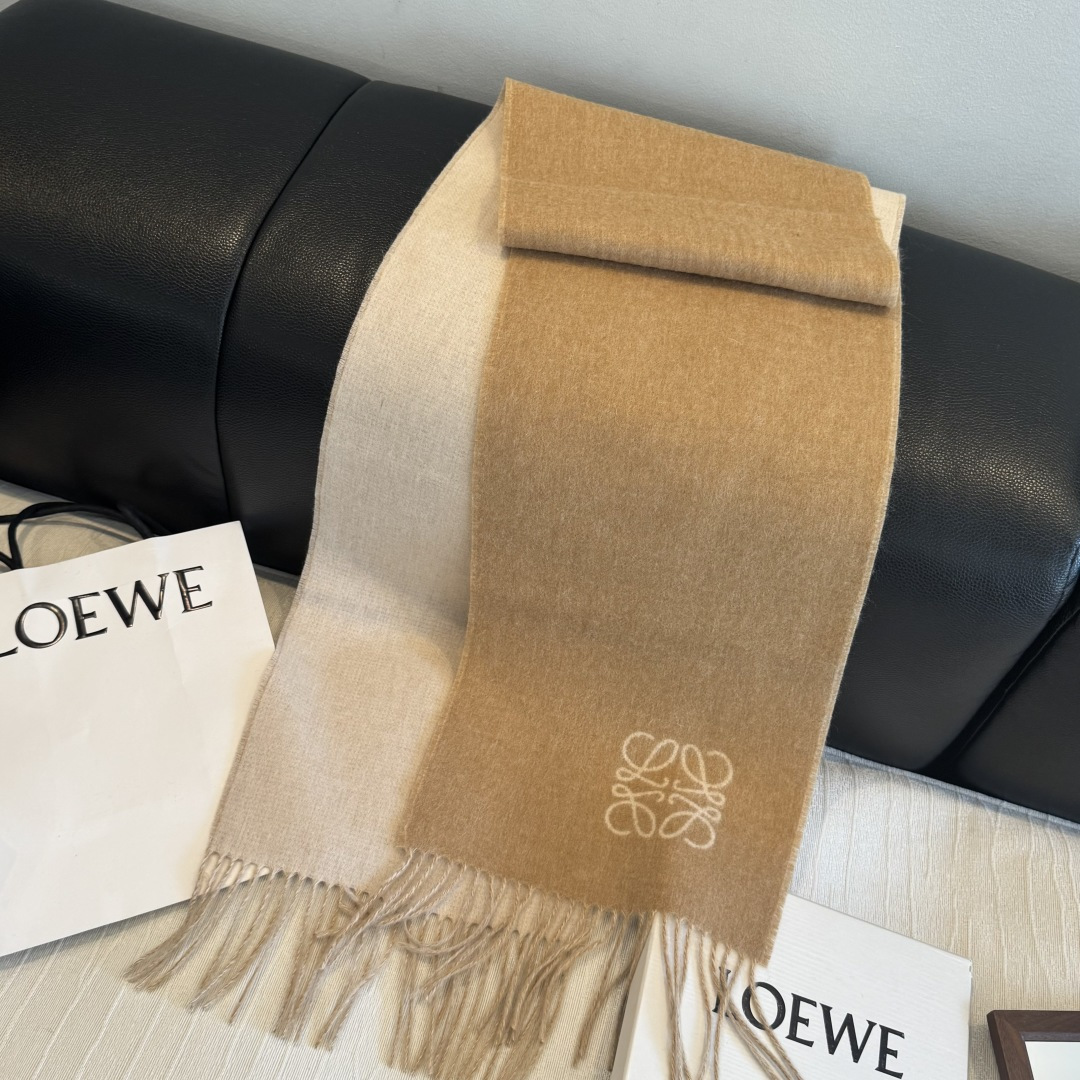 罗意威（LOEWE）双面双色围巾，饰有品牌标志性Anagram提花💚双面双色设计，正反两面均可使用，搭配选择多样。流苏自