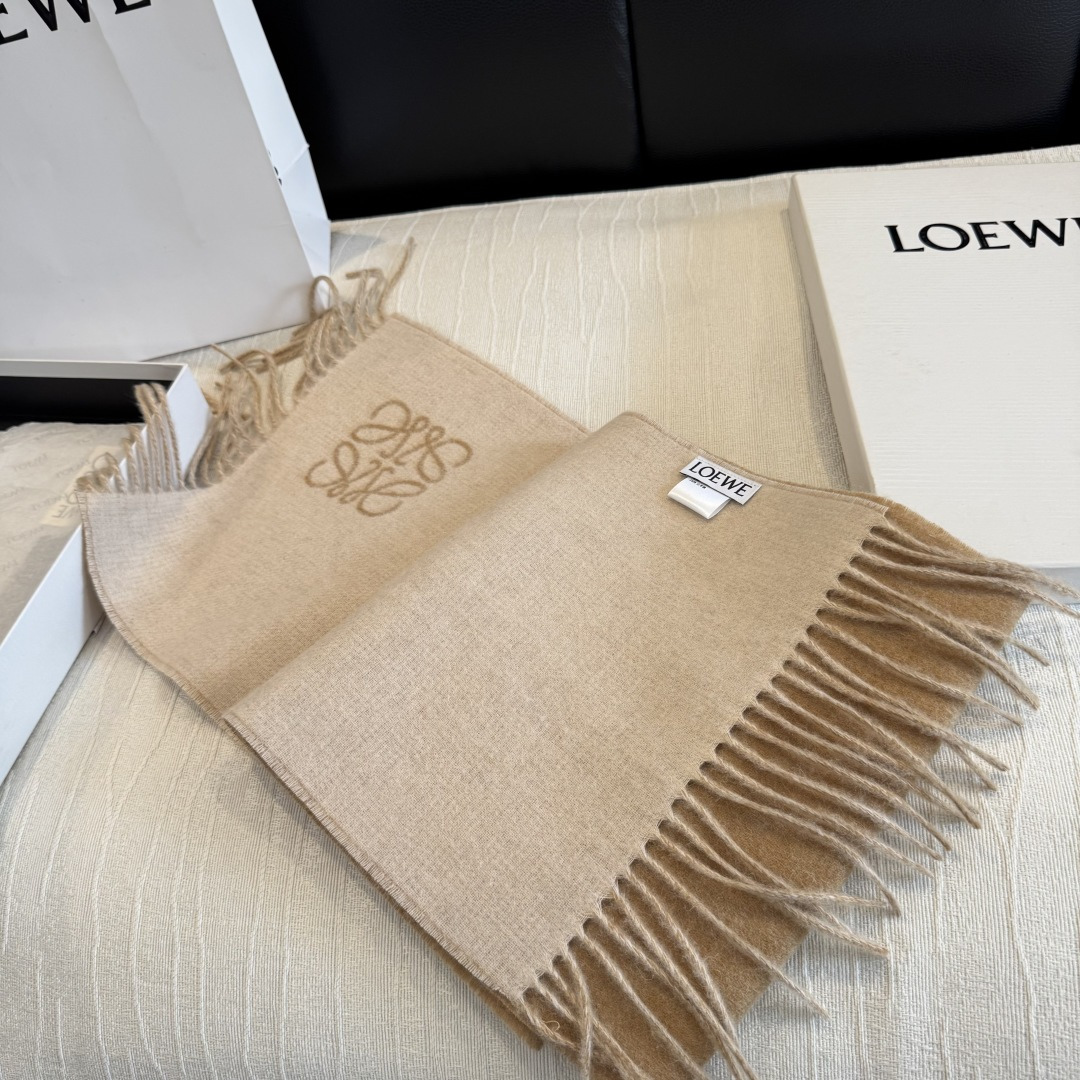 罗意威（LOEWE）双面双色围巾，饰有品牌标志性Anagram提花💚双面双色设计，正反两面均可使用，搭配选择多样。流苏自
