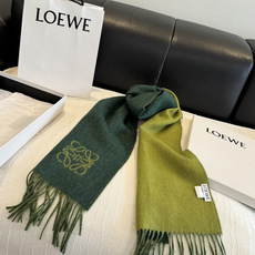 罗意威(LOEWE)双面双色围巾,饰有品牌标志性Anagram提花💚双面双色设计,正反两面均可使用,搭配选择多样。流苏自 罗意威(LOEWE)双面双色围巾,饰有品牌标志性Anagram提花💚双面双色设计,正反两面均可使用,搭配选择多样。流苏自