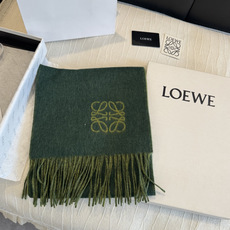 罗意威(LOEWE)双面双色围巾,饰有品牌标志性Anagram提花💚双面双色设计,正反两面均可使用,搭配选择多样。流苏自 罗意威(LOEWE)双面双色围巾,饰有品牌标志性Anagram提花💚双面双色设计,正反两面均可使用,搭配选择多样。流苏自