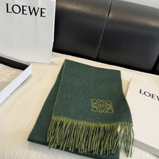 罗意威(LOEWE)双面双色围巾,饰有品牌标志性Anagram提花💚双面双色设计,正反两面均可使用,搭配选择多样。流苏自 罗意威(LOEWE)双面双色围巾,饰有品牌标志性Anagram提花💚双面双色设计,正反两面均可使用,搭配选择多样。流苏自