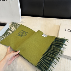 罗意威(LOEWE)双面双色围巾,饰有品牌标志性Anagram提花💚双面双色设计,正反两面均可使用,搭配选择多样。流苏自 罗意威(LOEWE)双面双色围巾,饰有品牌标志性Anagram提花💚双面双色设计,正反两面均可使用,搭配选择多样。流苏自