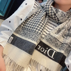 品名:【DIOR 迪奥动物元素流苏长巾】 尺寸:25✖️180CM 材质:100%山羊绒 爆款,专柜最新款式 双面羊绒 品名:【DIOR 迪奥动物元素流苏长巾】 尺寸:25✖️180CM 材质:100%山羊绒 爆款,专柜最新款式 双面羊绒