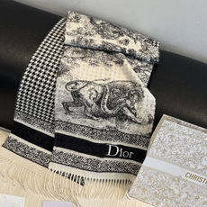 品名:【DIOR 迪奥动物元素流苏长巾】 尺寸:25✖️180CM 材质:100%山羊绒 爆款,专柜最新款式 双面羊绒 品名:【DIOR 迪奥动物元素流苏长巾】 尺寸:25✖️180CM 材质:100%山羊绒 爆款,专柜最新款式 双面羊绒
