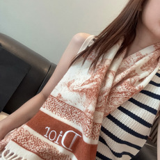 品名:【DIOR 迪奥动物元素流苏长巾】 尺寸:25✖️180CM 材质:100%山羊绒 爆款,专柜最新款式 双面羊绒 品名:【DIOR 迪奥动物元素流苏长巾】 尺寸:25✖️180CM 材质:100%山羊绒 爆款,专柜最新款式 双面羊绒