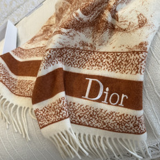 品名:【DIOR 迪奥动物元素流苏长巾】 尺寸:25✖️180CM 材质:100%山羊绒 爆款,专柜最新款式 双面羊绒 品名:【DIOR 迪奥动物元素流苏长巾】 尺寸:25✖️180CM 材质:100%山羊绒 爆款,专柜最新款式 双面羊绒